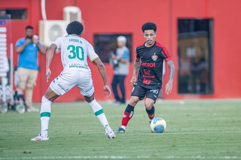 Matheuzinho recebe terceiro cartão e será desfalque do Vitória no clássico