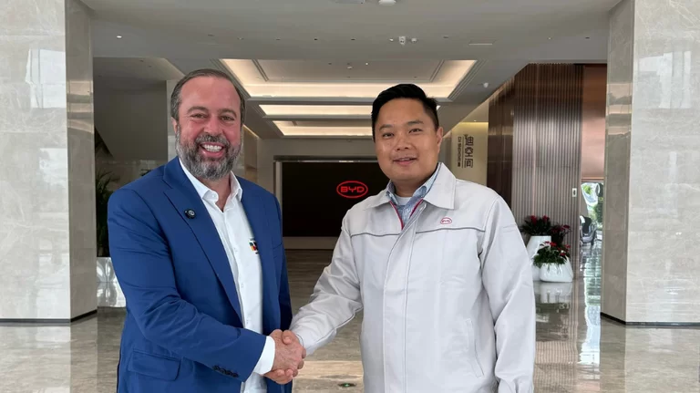 Ministro articula mais investimentos para transição energética no Brasil em visita a montadora na China
