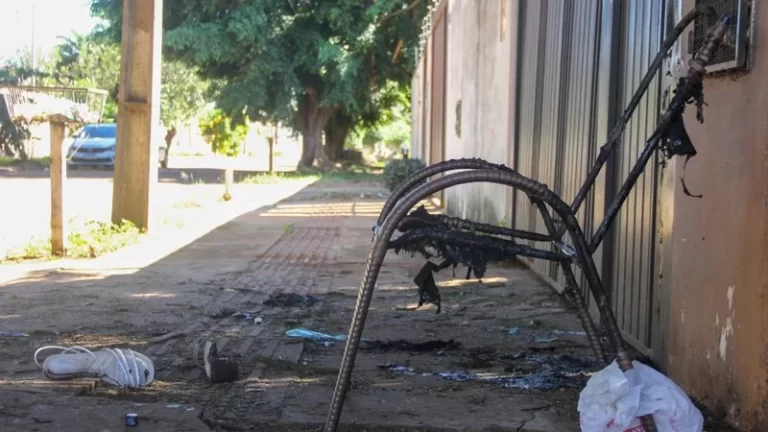 BRUTAL: Mulher tem corpo queimado e morre em frente à casa de ex-companheiro