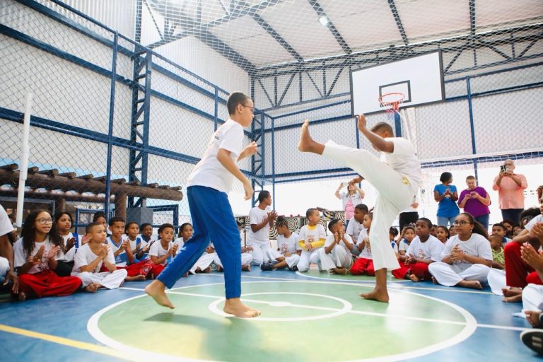 Escola municipal no Engenho Velho da Federação ganha quadra poliesportiva requalificada