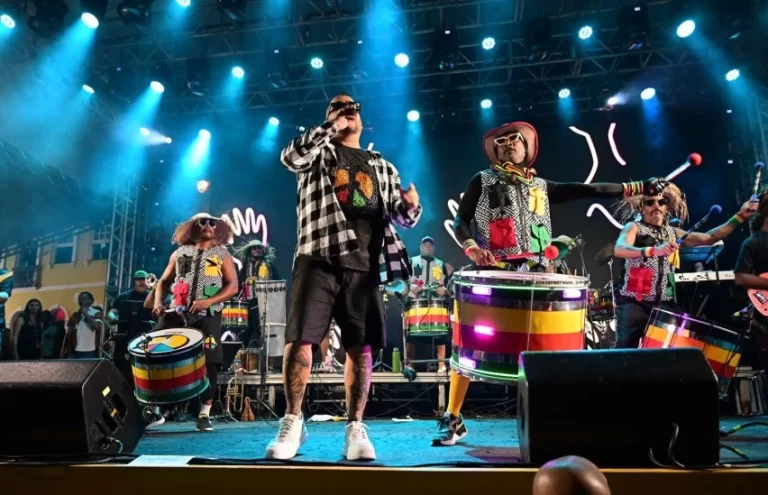 Negra Cor, Olodum, Adelmário Coelho e mais: artistas levam multidão que lota o Largo do Pelourinho neste domingo (22)