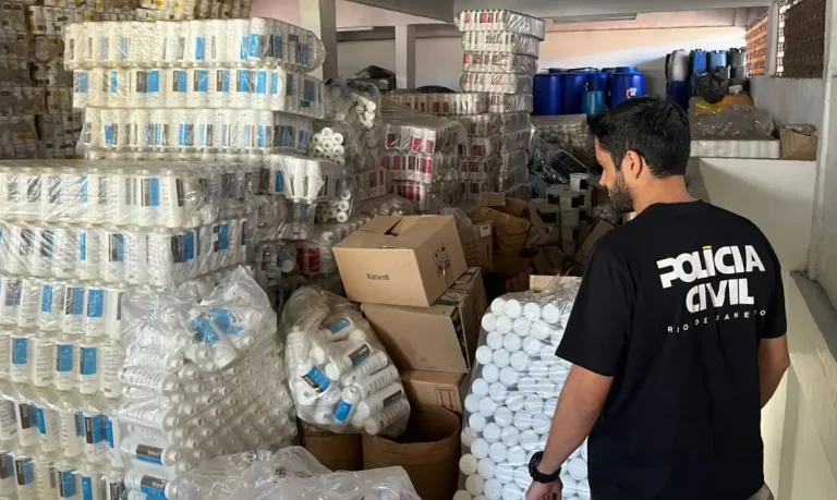 Polícia fecha duas fábricas clandestinas de cosméticos