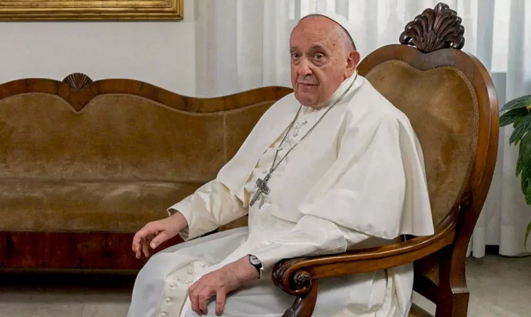 Papa pode aparecer neste domingo para saudação aos fiéis, diz Vaticano