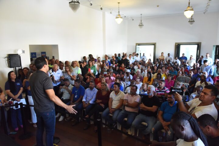 Prefeitura empossa 89 conselheiros comunitários e anuncia criação de novas Prefeituras-Bairro