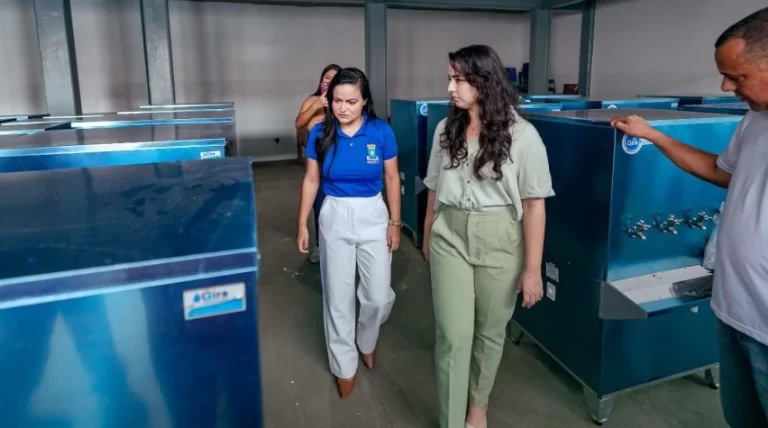 Prefeita Débora garante 80 novos bebedouros para alunos da rede municipal