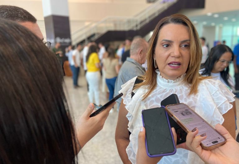 Sheila Lemos considera “natural” o diálogo entre Jerônimo e prefeitos de Oposição