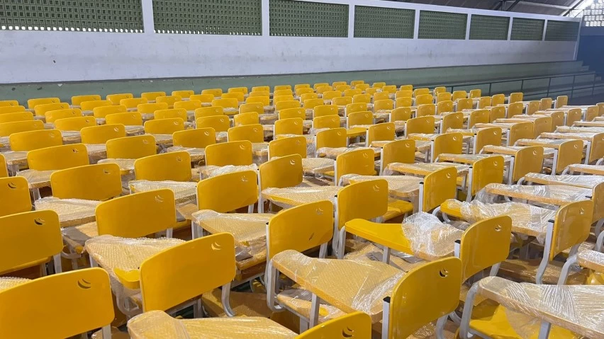 Prefeito Del entrega cadeiras escolares, veículos e equipamentos para fortalecer educação de Simões Filho