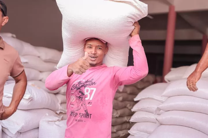 Prefeitura de Sento Se investe no enfrentamento a estiagem distribuindo milho para produtores rurais1