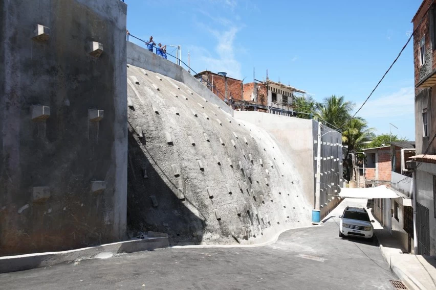 Prefeitura entrega contenção de encosta em Mirantes de Periperi e projeta quase 650 áreas protegidas até o final do ano