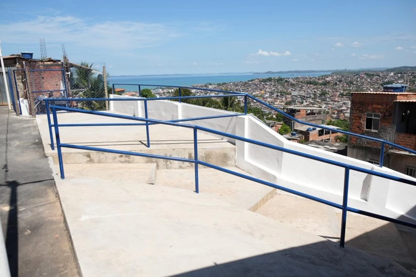 Prefeitura entrega contenção de encosta em Mirantes de Periperi e projeta quase 650 áreas protegidas até o final do ano