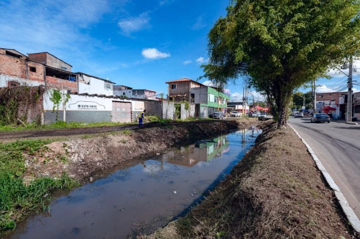 Prefeitura realiza limpeza de canais em Lauro de Freitas para evitar alagamentos 2 limpeza de canais em Lauro de Freitas