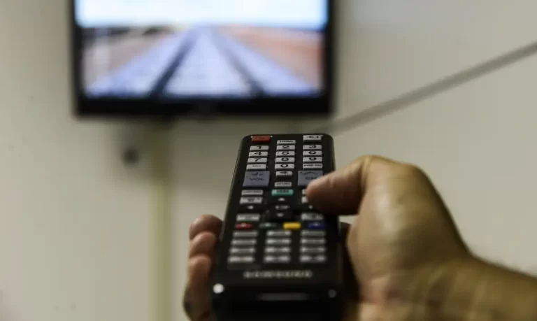 Presença de TV diminui e 42,1% dos lares com televisão têm streaming