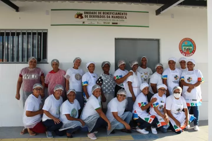 Producao de mandioca na zona rural de Santanopolis e revitalizada e leva inovacao e empoderamento para agricultora1