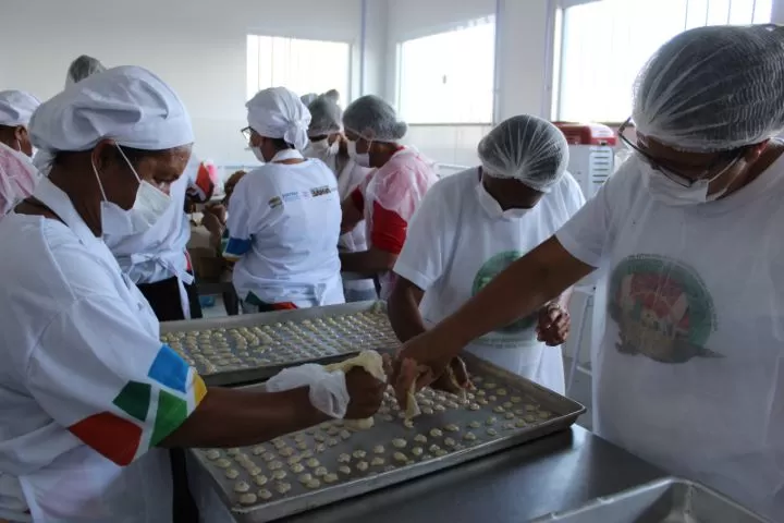 Producao de mandioca na zona rural de Santanopolis e revitalizada e leva inovacao e empoderamento para agricultora2
