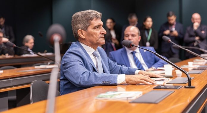 Raimundo Costa inclui pescadores na linha de crédito do Plano Safra 2024/2025