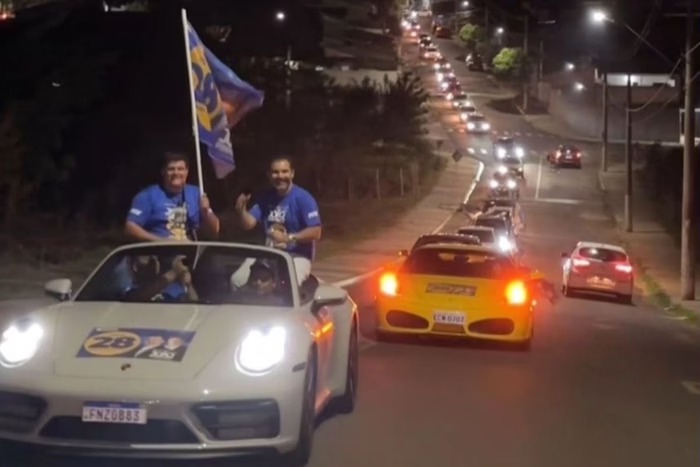 OSTENTAÇÃO! Empresário bilionário faz carreata com helicóptero e Porsche