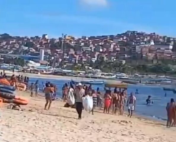 TUMULTO E CORRERIA: Briga generalizada assusta banhistas na praia de Tubarão