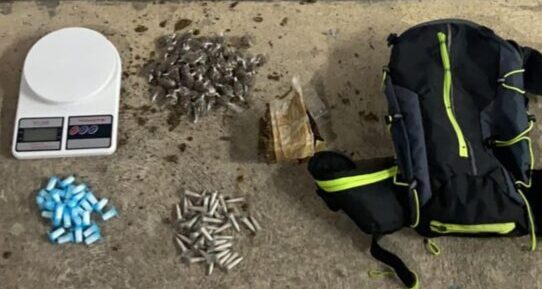 VISÃO NOTURNA: Traficante é preso na localidade do Forno e mochila recheada de drogas é apreendida