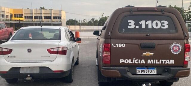 Suspeito com mandado em aberto por violência doméstica é preso com carro roubado em Feira de Santana