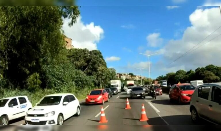 ACIDENTE: Batida entre moto e caminhão deixa um ferido e congestiona BR-324, no Bom Juá