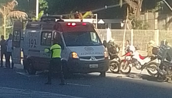 Funcionário do BRT é atropelado na Avenida ACM por conta de sandália