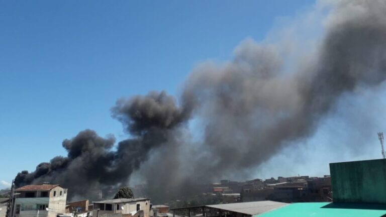 Incêndio em Águas Claras deixa moradores em pânico; bombeiros estão no local