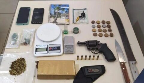 PM de Sobradinho apreende drogas, arma e facão durante abordagem