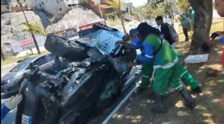BAGACEIRA NA GARIBALDI: Garis agem rápido e salvam motorista de carro de luxo
