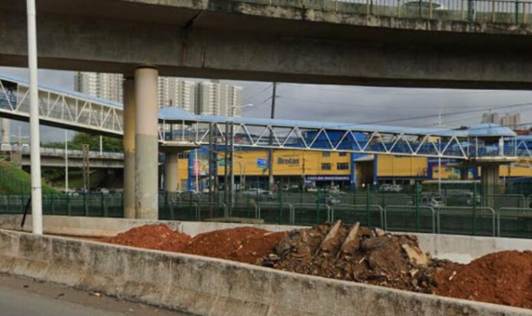 Mulher morta é encontrada próxima a uma passarela do metrô em Pernambués