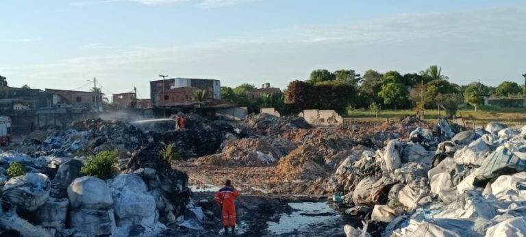 Após mais de 72h horas de atuação, incêndio em depósito de Camaçari é debelado
