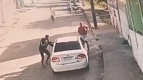 Câmera flagra o momento em que “bonde” ameaça motorista e rouba veículo em Alto do Cabrito