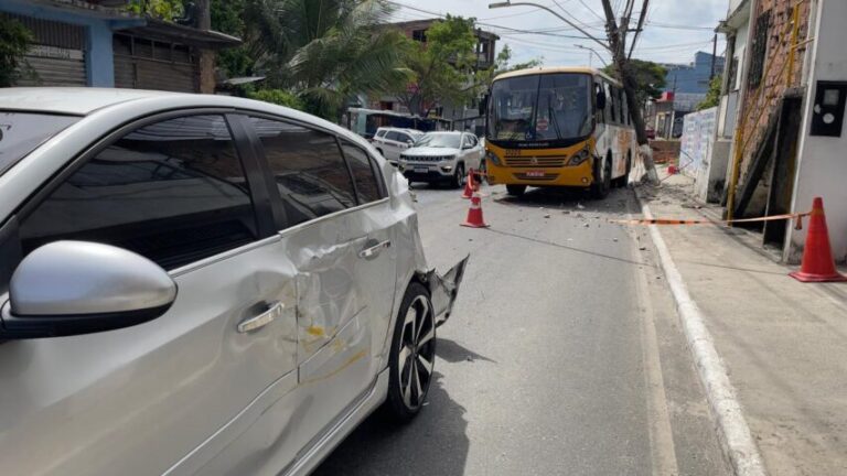 Grávida é socorrida ao hospital após acidente com ônibus e carro em Narandiba 