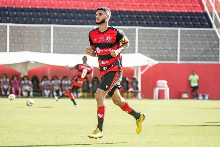 Vitória empresta zagueiro John Lessa ao Confiança-SE