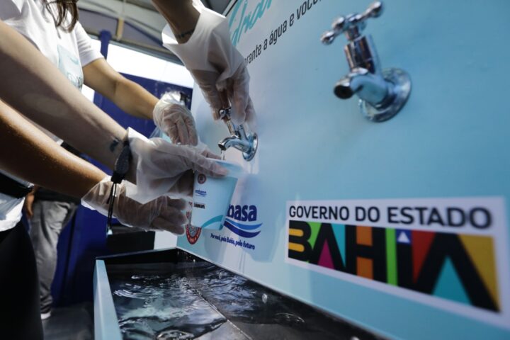 ÁGUA GRATUITA? Governo do Estado instala ilhas de hidratação para foliões nos circuitos de Carnaval
