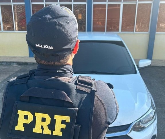 PRF recupera veículo roubado em abordagem na BR 242 em Seabra