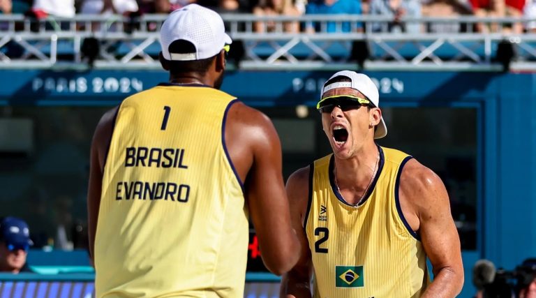Evandro e Arthur não resistem a dupla nº 1 do mundo e param nas quartas no vôlei de praia em Paris