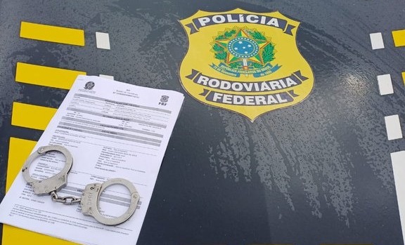 PRF cumpre dois mandados de prisão em fiscalização de ônibus na BR 242, em Seabra