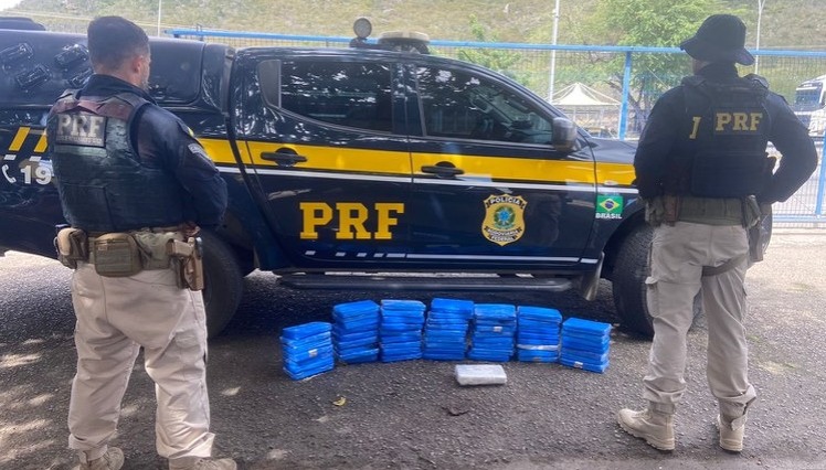 Em Jequié , PRF apreende 58 kg de cocaína em veículo e prende traficante