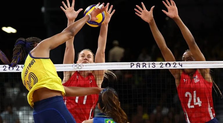 Brasil perde para os EUA e disputará bronze no vôlei feminino