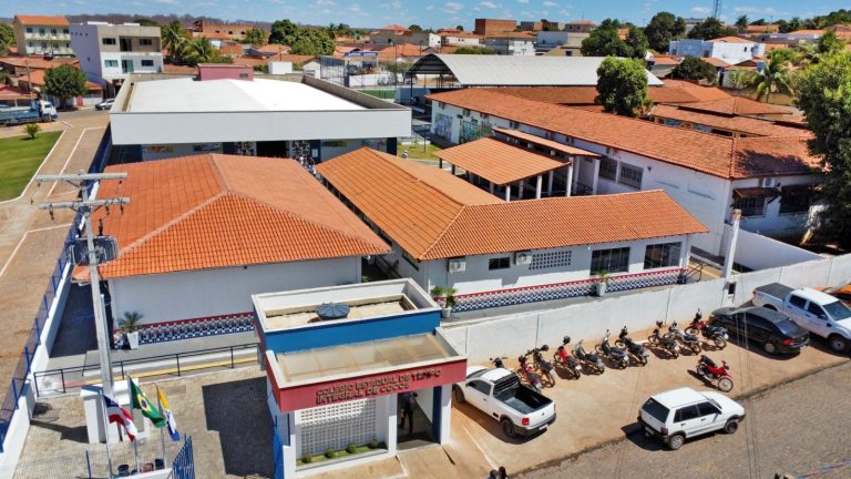 Moradores de Cocos recebem pacote de obras do governo do estado em educação, mobilidade, saúde e abastecimento