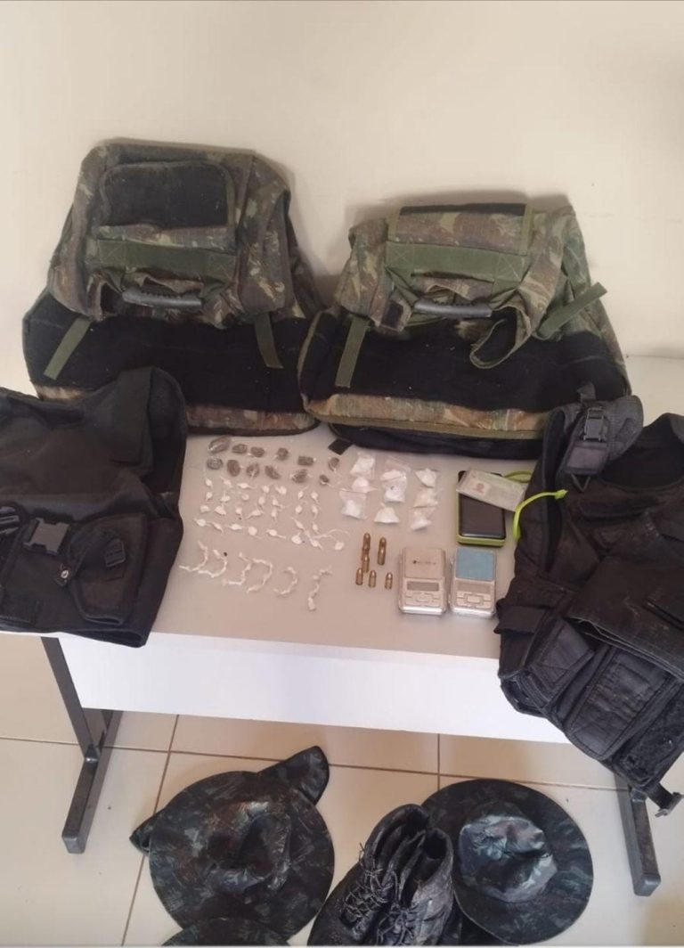 PM apreende drogas, coletes balísticos e munições na zona de mata em Una