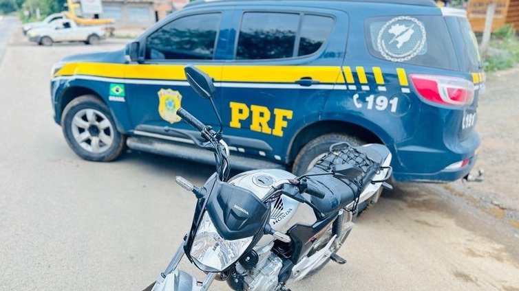 PRF recupera motocicleta roubada em fiscalização na BR 101 em Gandu