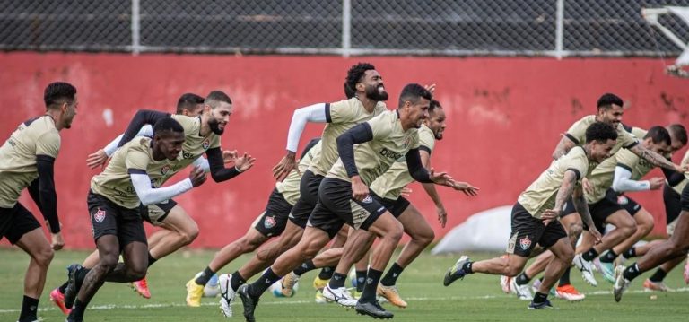 VAMOS LEÃO! Thiago Carpini faz últimos ajustes para partida contra o Cruzeiro