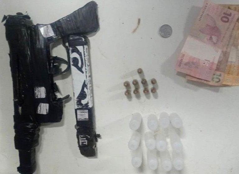 PM apreende submetralhadora e droga na Engomadeira