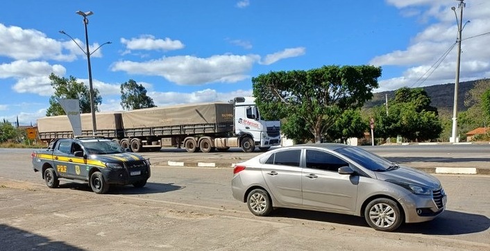 PRF recupera veículo clonado com registro de roubo na BR-242 em Seabra