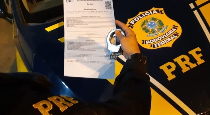 PRF prende motorista com mandado de prisão em aberto na BR-116 em Planalto
