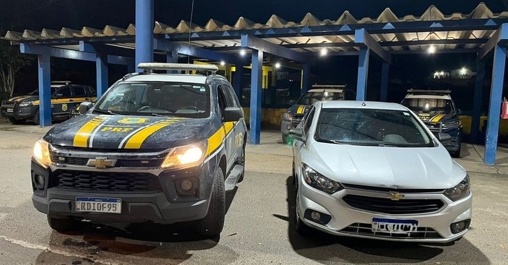 PRF realiza apreensões de mercadorias sem nota, drogas e veículo clonado em um único dia em Feira de Santana