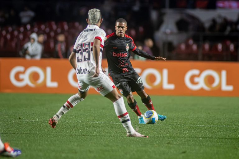 ZONA DE REBAIXAMENTO: Vitória sofre nova derrota e se complica no Brasileirão