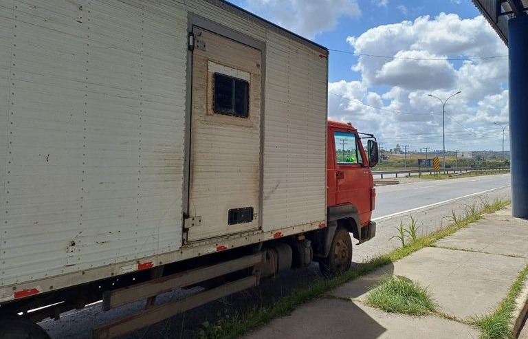 PRF flagra transporte ilegal e perigoso na BR-116 em Feira de Santana