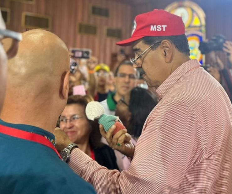 Ditador Nicolás Maduro usa boné do MST em evento na Venezuela e grupo comemora 1 - Ditador Nicolás Maduro usa boné do MST em evento na Venezuela e grupo comemora